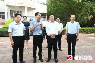 难绷！回追对手单刀时被队友铲飞？